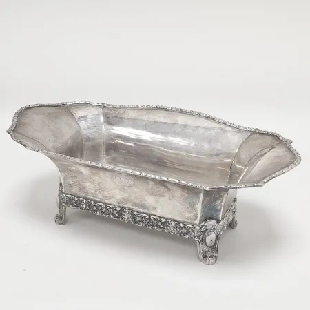 Skål på fyra fötter, Nordiska Kompaniet, år 1906, Stockholm, gravyr, 835/1000 silver Vikt: 616,6 g