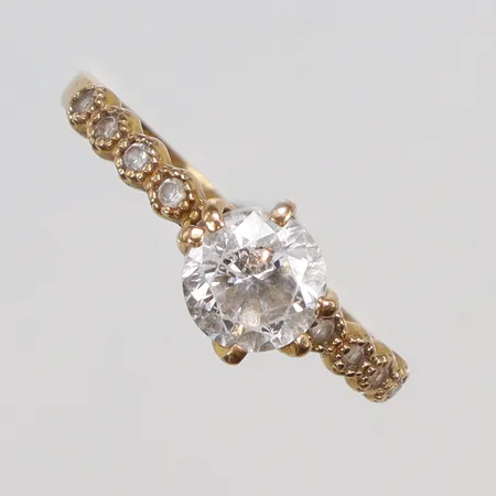 Ring med vita stenar, stl 19, bredd ca 2-6mm, skev skena, 21K, bruttovikt 2,4g Vikt: 2,4 g