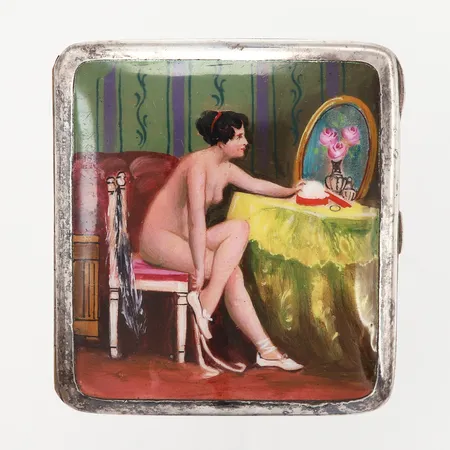 Cigarettetui med ekivokt motiv, handmålat, 8x9cm, gravyr, saknar spännband, nysilver