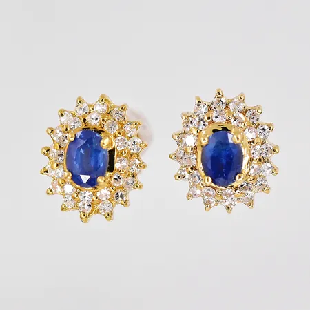 Ett par örhängen Carmosé med diamanter ca 0,10ctv/st, Ø 8x9,7mm, 18K Vikt: 2,3 g