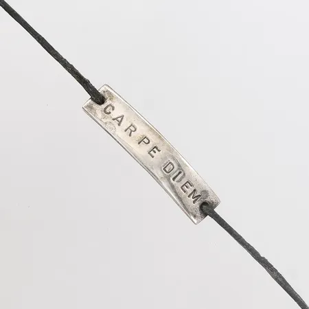 Armband Efva Attling "Carpe diem" med läderband, mått på platta 33 x 8mm, slitage på läderrem, silver 925/1000, bruttovikt 4,40gr Vikt: 4,4 g