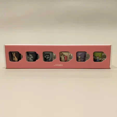 Sex Muminmuggar Miniatyr med snöre, Klassikermuggar med Mumindalens invånare (2001-2005) längd 30mm, bredd 30mm, Arabia, kartong Skickas med paket.