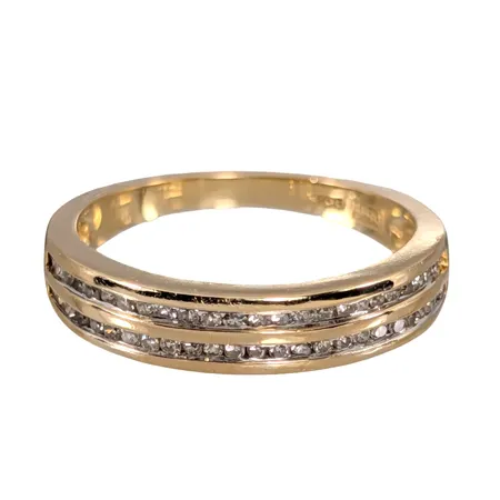 Diamantring, 18K guld, Diamanter 50 x 0,005ct, Guldfynd (GHA), Ø17¼ mm, bredd 2-4 mm Vikt: 3,8 g