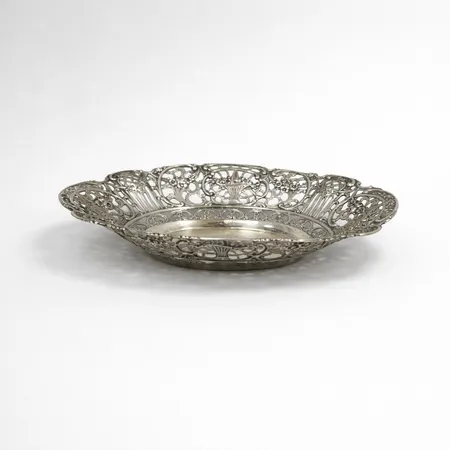 Korg i silver 835/1000, 14,0x18,5cm, gravyr finns, 114,8g.