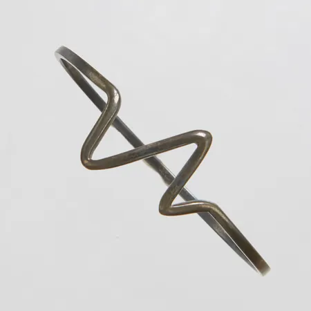 Armring, hjärtslag, innermått: 67,7x57,5mm, bredd: 2,6-23,5mm, svenska stämplar, svartoxiderat silver, 925/1000 Vikt: 12,1 g