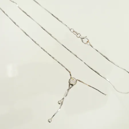 Halsband med vit sten, trasig/gått av i länk, 14K, 4,6g Vikt: 4,6 g