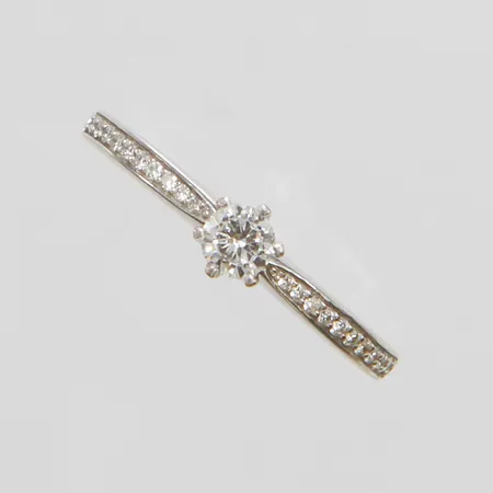 Enstensring med diamant 1 x ca.0,21ct samt 20 x ca.0,0035ct, Ø17½, bredd: 1,5-4,6mm, GHA, ograverad, vitguld, 18K Vikt: 3,2 g