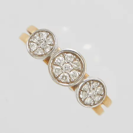 Ring med 21 diamanter 0,20ctv enligt gravyr, Ø16, bredd: 2,5-6mm, fattningar i vitguld, 18K Vikt: 3,4 g