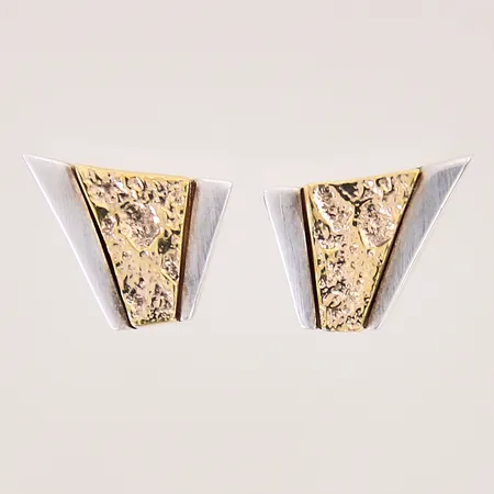 Ett par örhängen med mönstrad dekor, 16,5-16,2mm, skeva stift, delvis förgyllda, silver 925/1000 Vikt: 12,3 g