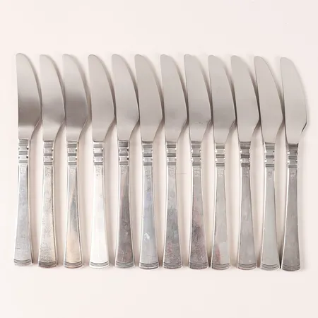 12 Bordsknivar, modell Thema, formgiven av Theresia Hvorslev för Mema AB, Linköping år 1974-83, längd: 207 mm, rostfritt blad, smärre slitage, 830/1000 silver. Bruttovikt: 582,3g Vikt: 0 g