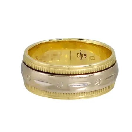 Ring, 14K guld, roterbar mittdel i vitguld, Ø17¾ mm, bredd 7,5 mm, gravyr Vikt: 6,8 g