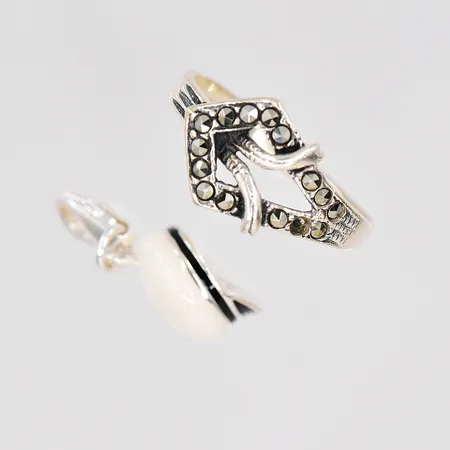 Ring med markasiter, stl 16½, en sten saknas, Hänge studentmössa, silver 925/1000 Vikt: 3,5 g