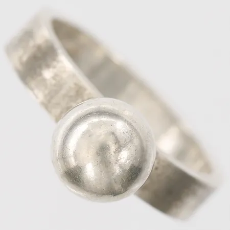 Ring, stl 17½, bredd 4-7mm, Gustaf Dahlgren & Co, Stockholm, 1967, slitage. Vikt: 4 g