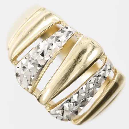 Ring med mönsterdekor, stl: 18, 14K guld samt vitguld Vikt: 5,2 g