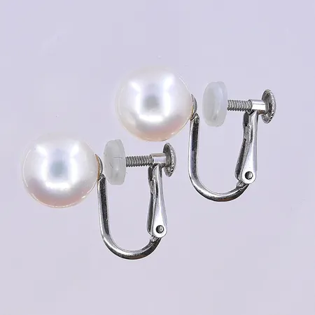 Ett par örhängen med pärlor och clips, pärlans Ø9 mm, Platina 900. Vikt: 1,8 g