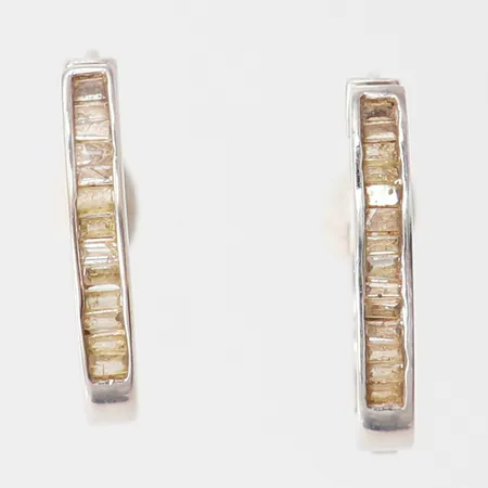 Ett par örhängen med vita stenar, Ø11mm, vitguld 18K. Vikt: 1,5 g