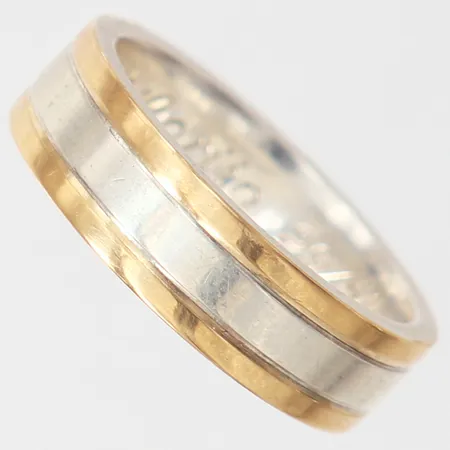 Ring med gulddekor, stl: 19, bredd 6mm, gravyr, Silver 925/1000. Vikt: 7,4 g