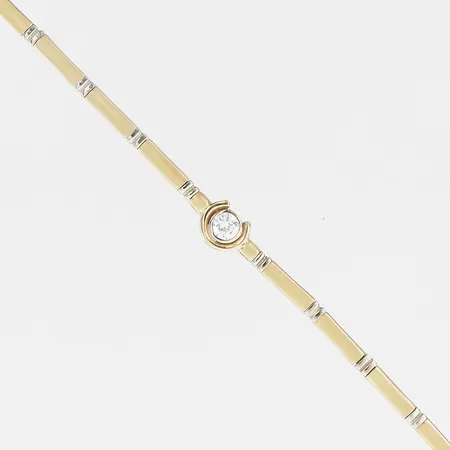 Armband med vit sten, halvstelt, längd: ca 19 cm, bredd: 3,5 - 9 mm, 14K guld. Vikt: 12,3 g