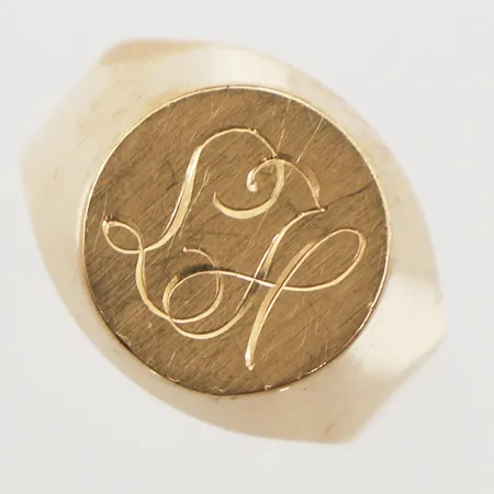 Klackring, monogramgravyr, stl 18¼, bredd 15,7mm, Ädelsmedsateljé I Nyköping Ab, år 1976, repor, 18K Vikt: 12,9 g
