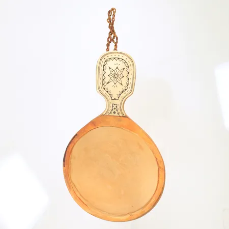 Kåsa sign L N i björk med inlägg av ben/horn, längd 14cm Ø 8-9cm, höjd 4-4,5cm. 