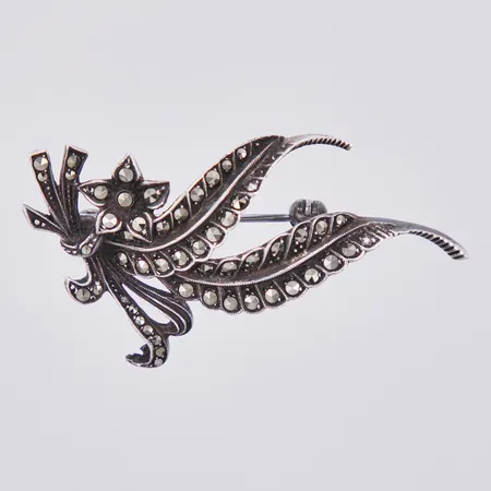 Brosch med markasiter längd ca 51mm, svensk importstämpel, silver Vikt: 6,4 g