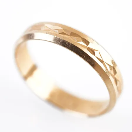 Ring, stl 22(69), bredd 5mm, 18k, gravyr Vikt: 5,8 g