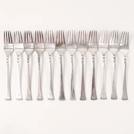 12 Bordsgafflar, modell Thema, formgiven av Theresia Hvorslev för Mema AB, Linköping år 1974-82, längd: 186 mm, smärre slitage, 830/1000 silver. Vikt: 498,9 g