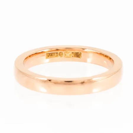 Slät ring i 18K guld. Den är i storlek 17, är 3 mm bred, 2 mm hög och väger 5,1g. Stämplad JML, 18K & kattfot. Fint skick- ingen gravyr.