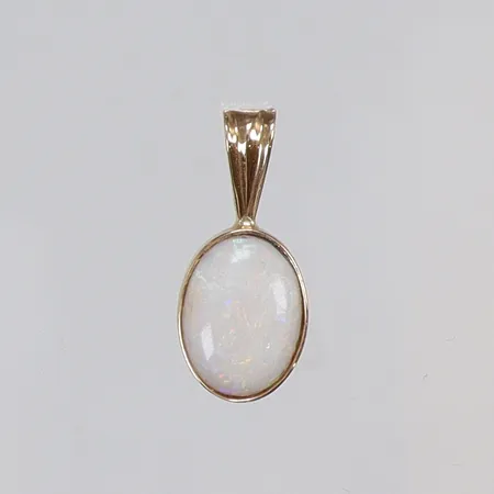 Hänge med vit sten troligen opal 9x19mm, JOSA (J S Guldsmide) Göteborg 18K Vikt: 1,5 g