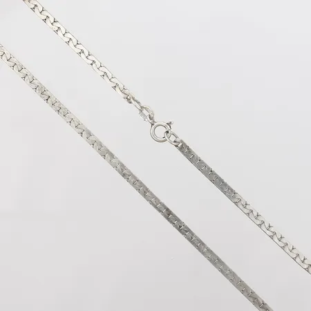Collier, manglad länk, längd 42cm, bredd 3mm, slitage, 835/1000 silver. Vikt: 9,3 g