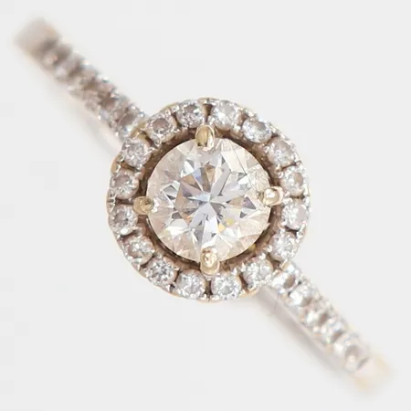 Ring med diamanter 1x ca 0,50ct, 6 x ca 0,03ct, 22 x ca 0,01ct, totalt ca 0,90ctv, stl: 18, bredd 2-8mm, slitage behov av omrodiering, vitguld 18K Vikt: 3,3 g