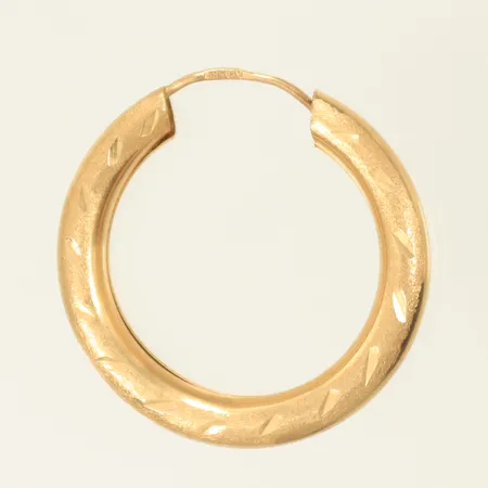 Udda örhänge med mönster, Ø 19mm, bredd 3mm, 14K, 0,8g Vikt: 0,8 g