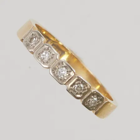 Alliansring med 5 diamanter 8 kantslipade tot 0,10ct, ograverad, Ø17¼, bredd:3,2mm, 18K, 3,1g.