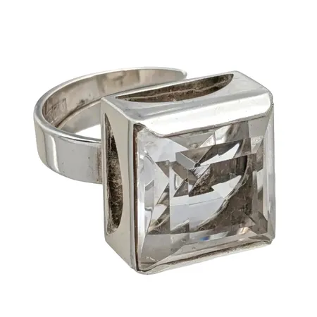 Retro Ring 1970-tal, silver 925/1000, Swedesign - Bengt Hallberg Köping 1976, stor slipad Bergkristall (14x14 mm), Ø17,0 mm - justerbar skena, skenans bredd 4,5 mm, uppbyggnad 11,5 mm, dekor ca. 14,5x14,5 mm, sten utan anmärkning  Vikt: 8,2 g