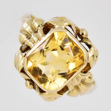 Ring med gul sten, stl 18, bredd ovandel 15mm, naggad sten, 8K Vikt: 3,1 g