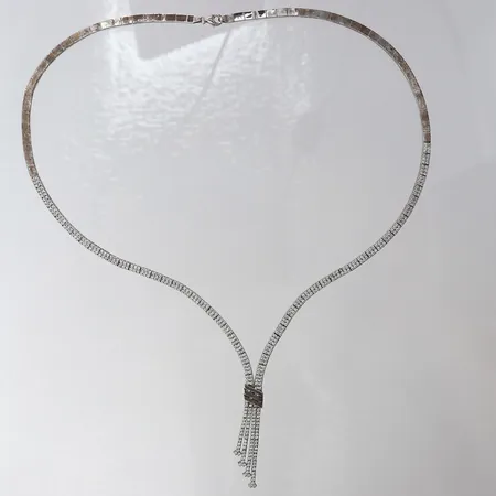 Collier med vita stenar, längd ca 47cm, bredd 3,5-7,5mm, en sten saknas, ojämn, silver 925/1000. Vikt: 17,3 g