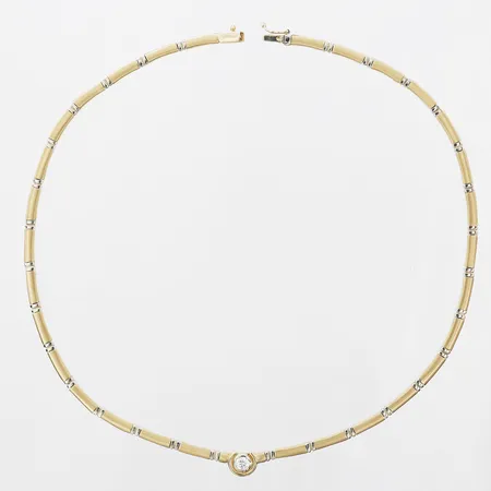 Collier med vit sten, halvstelt, längd: ca 45 cm, bredd: 4 - 9 mm, 14K guld. Vikt: 26,5 g
