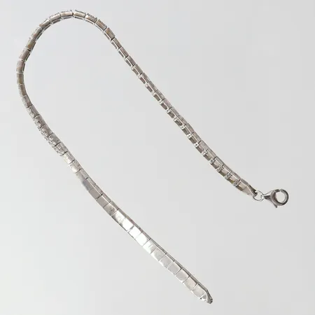 Armband med vita stenar, längd 18cm, bredd 3,4mm, ojämnt, silver 925/1000. Vikt: 5,1 g