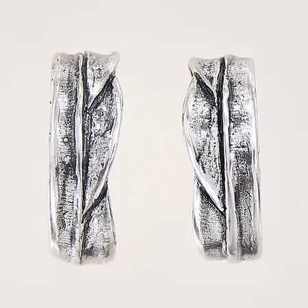 Ett par örhängen med mönstrad dekor, 24x7mm, silver 925/1000 Vikt: 10 g