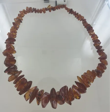 Bärnsten, längd 70 cm Vikt: 0 g