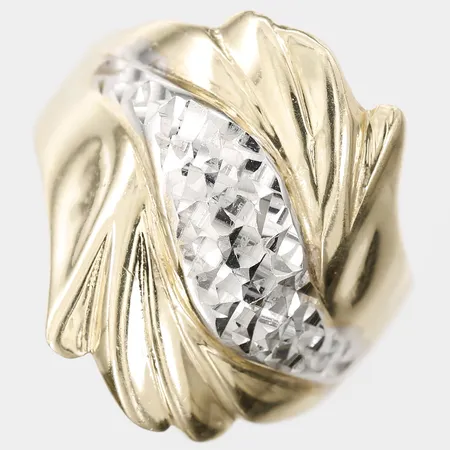 Ring med mönsterdekor, stl: 19, 14K guld samt vitguld Vikt: 4,4 g