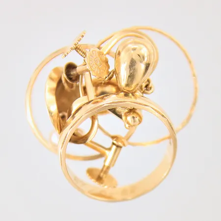 Guldsmycken, gravyrer, bucklor, udda, 18K  Vikt: 9,4 g