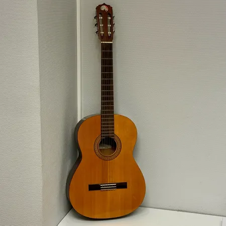 Akustisk gitarr Aria, modell AC-6 serie.nr. 10103, Made in Japan, repig lackskador, mjukt fodral Skickas med postpaket.
