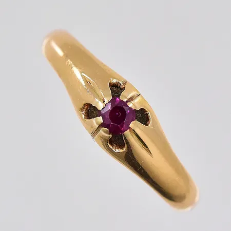 Ring med röd sten, stl 17½, gravyr, 18K Vikt: 2,4 g