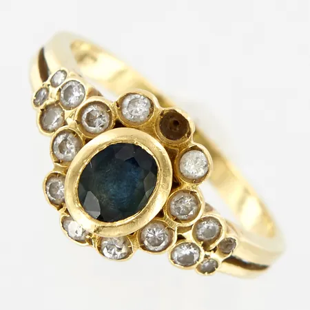Ring med safir och 18 diamanter, 0,005-0,02ct, 1 diamant saknas, stl 17¼, bredd:2-11mm, 18K  Vikt: 4,2 g