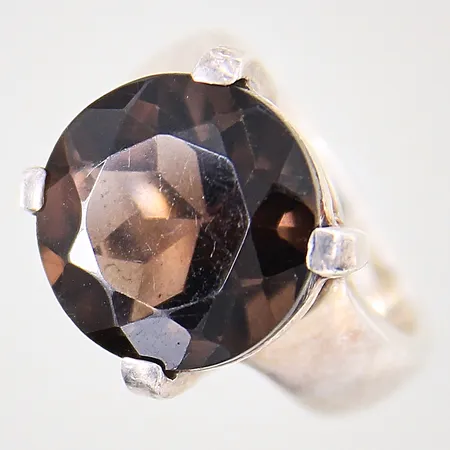 Ring med rökkvarts, stl 17½, bredd 5-15mm, sten med slitage samt nagg, silver 925/1000 Vikt: 12,1 g