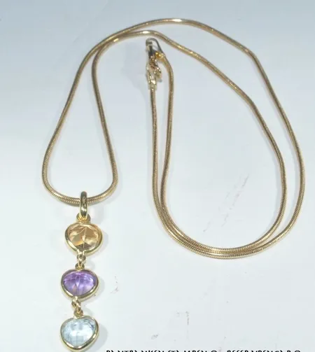 Halsband med hänge med färgade stenar Längd 43 cm/4 cm ,18K Vikt: 7,6 g