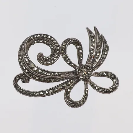 Brosch med markasiter i form av rosett, 45x35mm, 1900-talets första hälft, silver 835/1000 Vikt: 9,5 g