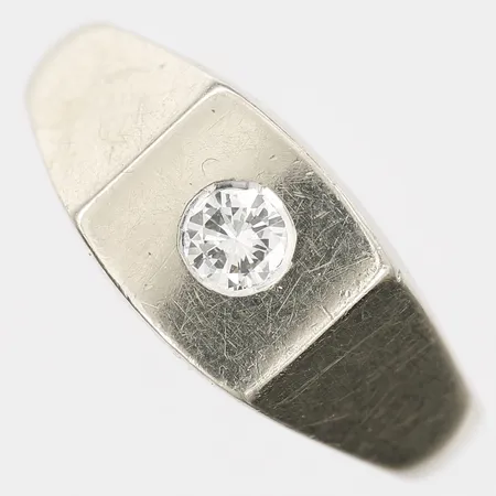 Ring med briljantslipad diamant 0,17ct enligt gravyr, kvalitet ca TW(F-G)/VS, stl: 17¼, 18K vitguld Vikt: 6,8 g