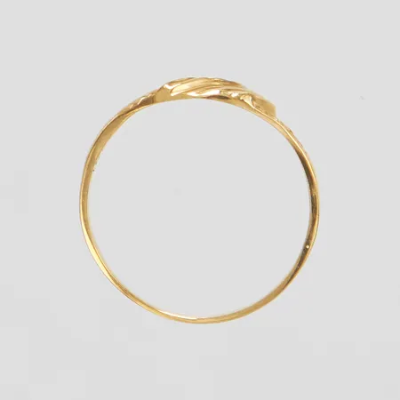 Ring, Ø16½, bredd: 0,9-4,5mm, diamant 1 x ca.0,0025ct, 8/8-slipad, 18K Vikt: 0,9 g